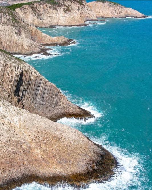 Where in the world has the largest columnar jointed volcanic formations?